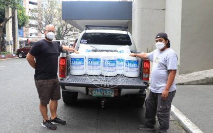 <p><strong>ORGANIC-BASED</strong>. Philippine Sports Commission Engineering staff Daniel Espino receives 400 liters of organic-based Nobac Uban disinfectant at the Rizal Memorial Sports Complex, Manila on Thursday (Jan. 6, 2022). The donated disinfectants are especially helpful now as the agency doubles their disinfection schedule amid the rise in Covid-19 cases in the country. <em>(PSC photo)</em></p>