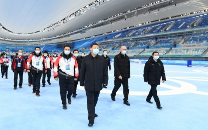 <p><strong>BEIJING WINTER OLYMPICS.</strong> Chinese President Xi Jinping, also general secretary of the Communist Party of China Central Committee and chairman of the Central Military Commission, visits the National Speed Skating Oval in Beijing, capital of China on Jan. 4, 2022. International Olympic Committee (IOC) President Thomas Bach on Wednesday said the Beijing Winter Olympics will still happen as scheduled from Feb. 4-20 in the Chinese capital. <em>(Xinhua/Xie Huanchi)</em></p>