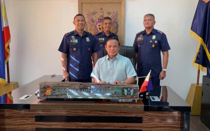 <p>Lingayen, Pangasinan Mayor Leopoldo Bataoil (seated)<em> (Facebook photo)</em></p>