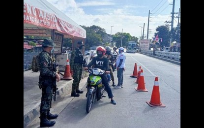 <p><strong>BORDER CONTROL POINT.</strong> Bulacan cops impose stricter border control points after the province was upgraded to Alert level 3 status Thursday night (Jan. 6, 2022). A total of 112 police officers and force multipliers were deployed to man the 24-hour quarantine control points, 17 for provincial boundaries and seven for North Luzon Expressway exit in a bid to prevent the spread of the Omicron variant of Covid-19.<em> (Photo courtesy of the City of San Jose Del Monte PNP)</em></p>