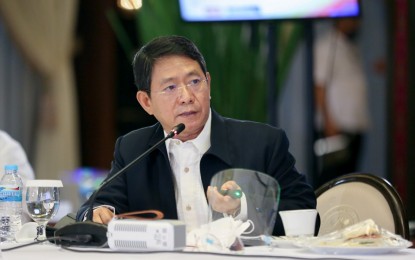 <p><strong>COVID-19 UPDATES.</strong> Interior Secretary Eduardo Año updates President Rodrigo Duterte during a meeting with core members of the Inter-Agency Task Force for the Management of Emerging Infectious Diseases (IATF-EID) at the Malacañan Palace on Thursday (Jan. 6, 2022). Año urged people with mild symptoms of Covid-19 to avail of home quarantine and treatment so hospitals could focus on treating severe and critical cases. <em>(Presidential photo)</em></p>