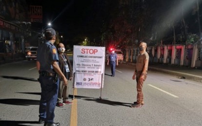 <p><strong>CHECKPOINT.</strong> Police personnel from the Cebu City Police Station 3 headed by Major Henry Orbiso conduct a checkpoint along M. J. Cuenco Avenue to enforce the Commission on Elections (Comelec) gun ban during the election period that started at midnight of Jan. 9, 2022 and will end on June 8. Lt. Col. Wilbert Parilla, CCPO deputy director for operations, on Monday (Jan. 10, 2022) said all 11 police stations in Cebu City are ordered to intensify the Comelec checkpoints to prevent gun-related violence during the 150-day election period. <em>(PNA file photo)</em></p>