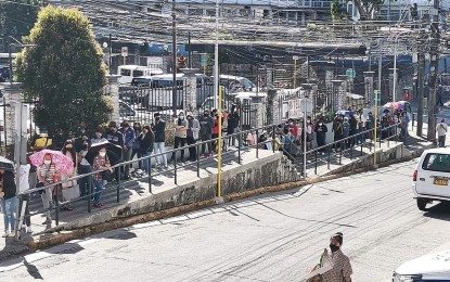 <p><strong>VAX QUEUE.</strong> Residents in Baguio City continue to line up at the different vaccination sites either for booster shots or for a first or second dose of the coronavirus disease 2019 vaccine. Dr. Celia Flor Brillantes, assistant city health officer on Tuesday (Jan. 11, 2022) said the city records a high number of vaccination daily which it believes is proof of the high vaccine acceptance of residents. <em>(PNA photo from the FB of Mau Victa)</em></p>