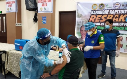 <p><strong>COVID-19 JAB</strong>. An employee of the Negros Occidental provincial government gets inoculated against Covid-19 at the vaccination site inside the Negros Residences in Bacolod City in 2021. Some 1.385 million Negrenses have been fully vaccinated as of July 16, 2022, data of the Provincial Health Office on Friday (July 22) showed.<em> (PNA Bacolod file photo)</em></p>
