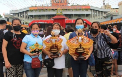 <p><strong>FIESTA SEÑOR</strong>. Devotees of the Sto. Niño carry images of the Holy Child as they visit the Pilgrim Center of the Basilica Minore del Sto. Niño in this undated photo. The Augustinian Friars who manage the affairs of the Basilica said on Friday (Jan. 14, 2022) there would be no solemn foot procession on Saturday, the day before the Fiesta Señor and Sinulog, and the Holy Image will be brought to localities via a mobile convoy. <em>(Photo courtesy of Basilica Minore del Sto. Niño de Cebu)</em></p>