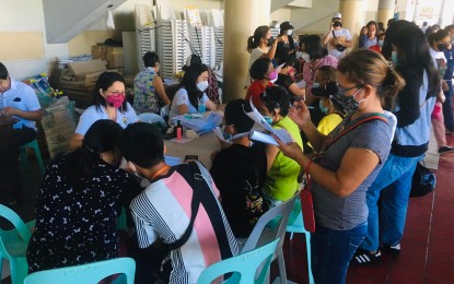 <p><strong>COVID-19 VACCINATION.</strong> People line up at the Macias Sports Center in Dumaguete City, Negros Oriental on Jan. 10, 2022 for the free vaccination against Covid-19. The province is now experiencing a rise in Covid-19 cases amid the Omicron variant threat. <em>(Photo courtesy of Fritz Comcom)</em></p>