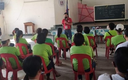 <p><strong>SEALING</strong>. Antique Provincial Pantawid Link Jeffrey Gabucay (in red) briefs Pantawid Pamilyang Pilipino Program (4Ps) grantees in San Jose de Buenavista, Antique before the launch of the cash card sealing on Jan. 13, 2022. Gabucay said on Friday (Jan. 14, 2022) that they launched the sealing of the cash card to prevent grantees from using their card as collateral for loan sharks.<em> (Photo courtesy of Antique Pantawid)</em></p>