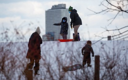 <p>Parents and children sled in Dumbo, Brooklyn, New York, the United States on Jan. 7, 2022. <em>(Photo by Michael Nagle/Xinhua)</em></p>