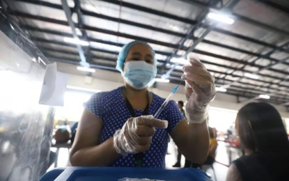 <p><strong>EXTRA LAYER OF PROTECTION</strong>. Iloilo City continues to campaign for takers of booster doses. Dr. Roland Jay Fortuna, focal person for Covid-19 in Iloilo City on Tuesday (Sept. 20, 2022) said it is important for them to get protected, especially since the economy has kickstarted anew. <em>(PNA file photo)</em></p>