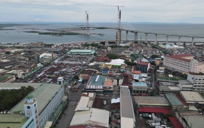 <p><strong>NO CAUSE FOR PANIC</strong>. Undated photo shows the downtown district of Cebu City, which registered about 46 percent of the 8,091 regional tally of Covid-19 in Central Visayas. However, DOH-7 chief pathologist Dr. Mary Jean Loreche on Wednesday (Jan. 19, 2022) said 22 cases of the Omicron variant detected in Region 7 should not be a cause for panic but prompt the public to be more cautious. <em>(Photo contributed by Jun Nagac)</em></p>