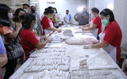 <p><strong>LAGUNA DELICACY.</strong> Visitors are shown how espasol, a traditional Laguna delicacy, is made. The Department of Tourism has recalibrated tourism circuits, including the Laguna circuit, as tourists travel the country in the new normal, an official said Tuesday (Jan. 18, 2022).<em> (PNA photo by Joey Razon)</em></p>