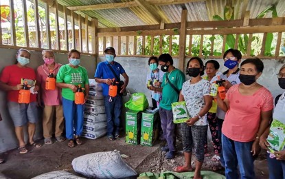 <p><strong>VEGETABLE PROJECT BENEFICIARIES</strong>. Members of the Amazion Agrarian Reform Beneficiaries Association in Kidapawan City pose with the starter kits for the “Buhay sa Gulay” project that they received from the Department of Agrarian Reform - North Cotabato on Wednesday (Jan. 19, 2022). Beneficiaries promised to let the project grow so they can share the blessings with other agrarian reform beneficiaries in the city. <em>(Photo courtesy of DAR-North Cotabato)</em></p>