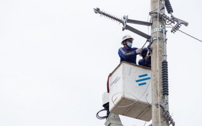 <p><strong>RATE INCREASE.</strong> A lineman repairs a Visayan Electric Company line in this file photo. The power firm announced Tuesday (May 14, 2024) an increase of PHP0.86 per kilowatt-hour in electricity rate for residential consumers under its service area in Metro Cebu. <em>(PNA file photo)</em></p>