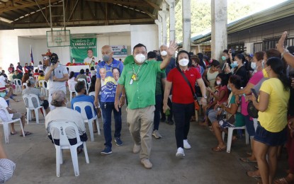 <p><strong>BUDGET FOR ‘ODETTE’ VICTIMS</strong>. Senatorial aspirant Harry Roque (center) is joined by Surigao del Sur Gov. Alexander Pimentel (left) during a visit and a relief operation for victims of Typhoon Odette on Thursday (Jan. 20, 2022) in Barangay Bongtod, Tandag City. On Friday, Roque said he would push for the passage of a supplemental budget to fast-track the relief and rehabilitation of areas badly hit by “Odette.” <em>(Photo courtesy of Liz Soriano)</em></p>