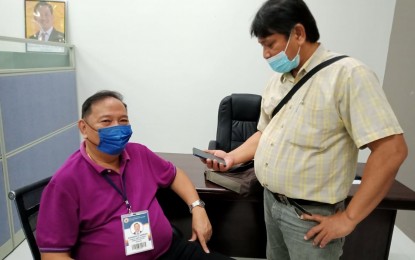 <p><strong>DOLE PROGRAM.</strong> Diosdado Rañeses, (left) Legazpi City Public Employment Services Office (PESO) chief, on Monday (Jan. 24, 2022) says some P12 million has been downloaded by the Department of Labor and Employment (DOLE) to the city government used as salaries of TUPAD program beneficiaries. He also said all the workers under TUPAD are entitled to work for four hours a day for 10 days in their respective villages. <em>(Photo courtesy of Jun Arganda)</em></p>