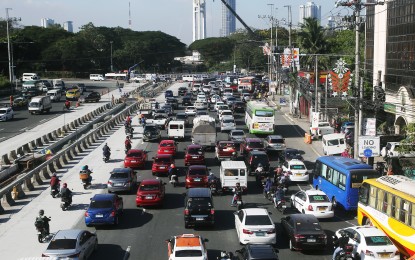 <p><strong>LESS STRINGENT.</strong> Motorists endure bumper-to-bumper morning traffic along Commonwealth Avenue in Quezon City on Jan. 24, 2022. More of this scenario is expected when Metro Manila de-escalates to the less stringent Alert Level 2 on February 1 to 15. <em>(PNA photo by Joey O. Razon)</em></p>