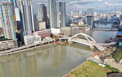 <p><strong>ICONIC BRIDGE</strong>. A photo of the Department of Public Works and Highway (DPWH) shows the iconic basket-handle tied steel arch bridge between Binondo and Intramuros that is 90 percent complete. The PHP3.39 billion project is financed by a government aid grant from the People’s Republic of China.<em> (Photo courtesy of DPWH)</em></p>