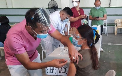 <p><strong>VAX BENEFITS.</strong> Most of the Covid-19 patients in Cebu City since January 2 are either asymptomatic or mildly ill, the Emergency Operations Center (EOC) said Tuesday (Jan. 25, 2022). Dr. Carol Cajegas, a data analyst of the EOC, said this is proof of the advantage of being vaccinated against the virus. <em>(PNA file photo by John Rey Saavedra)</em></p>