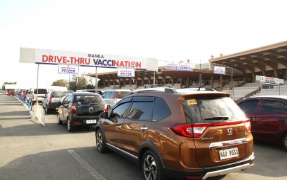 <p>Quirino Grandstand, Manila drive-thru vaccination<em> (PNA file photo)</em></p>
