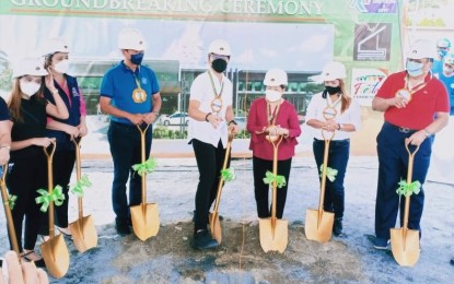 <p><strong>BREAKING GROUND.</strong> A groundbreaking ceremony is held on Wednesday (Jan. 26, 2022) for the construction of the Subic General Hospital in Subic, Zambales. In attendance are Zambales Governor Hermogenes Ebdane, Rep. Jeffrey Khonghun’s daughter Jackie, Department of Health Assistant Secretary Ma. Francia Laxamana, Subic Mayor Jonathan John Khonghun, Fiesta Communities Inc. president Wilfredo Tan, DOH Regional Director Corazon Flores, and Architect Shenna Baltazar. <em>(Photo by Ruben Veloria)</em></p>