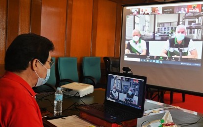 <p><strong>UNIFIED TRAVEL POLICIES</strong>. Bacolod City Mayor Evelio Leonardia (left) holds a virtual meeting with Negros Occidental Governor Eugenio Jose Lacson on Friday afternoon (Jan. 28, 2022) to discuss harmonized Covid-19 travel policies. Starting February 1, the province and the capital city will just require inbound travelers from Manila to present a certified negative rapid antigen test result instead of undergoing a reverse transcription-polymerase chain reaction procedure. <em>(Photo courtesy of Bacolod City PIO)</em></p>