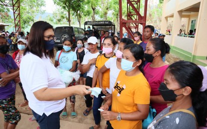 <p><strong>NOT OPTIONAL.</strong> Negros Oriental Assistant Provincial Health Officer Dr. Liland Estacion on Friday (June 17, 2022) says she is not in favor of optional wearing of face masks even as Covid-19 cases dropped down to a single-digit number in the province. In this undated photo, Estacion was distributing face masks to residents. <em>(PNA file photo)</em></p>