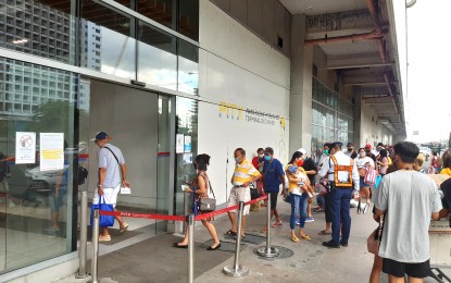 <p><strong>LAST DAY.</strong> Passengers show their vaccination cards before entering the Parañaque Integrated Terminal Exchange on Monday (Jan. 31, 2022). The “no vaccination, no ride” policy in Metro Manila will be lifted Tuesday (February 1) as the quarantine classification will be lowered to Alert Level 2.<em> (PNA photo by Jess M. Escaros Jr.)</em></p>