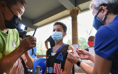 <p><strong>MINOR JAB.</strong> Manila Vice Mayor Dr. Honey Lacuna-Pangan injects a minor with the Covid-19 vaccine at the Manila Zoo on January 19. The city has fully inoculated 117,027 in the 12-17 age bracket as of Sunday (Jan. 30, 2022). <em>(Photo courtesy of Manila-PIO)</em></p>