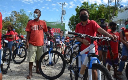 <p><strong>FREE BIKES</strong>. Displaced or disadvantaged workers in Narvacan, Ilocos Sur received on Monday (Jan. 31, 2022) free bicycles to aid their livelihood. Each unit comes with an Android phone loaded with a PHP5,000 in electronic payment application. <em>(Photo courtesy of DOLE Region 1)</em></p>