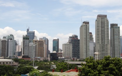 <p><strong>ECONOMIC DRIVER.</strong> A view of the Makati City Central Business District as seen from the Skyway Stage 3. A report by the Office of the City Treasurer of Monday (Jan. 23, 2023) showed it collected PHP20.9 billion in revenues in 2022. <em>(PNA file photo by Jess M. Escaros Jr.)</em></p>