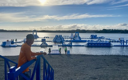 <p><strong>PAOAY LAKE</strong>. A lifeguard monitors the entry and safety of visitors at the inflatable island which is one of the features of the Paoay Lake Water Park Complex in this January 31, 2022 photo. The Department of Science and Technology is offering a cost-effective technology to solve Paoay Lake’s E. coli problem.<em> (Photo by Leilanie G. Adriano)</em></p>