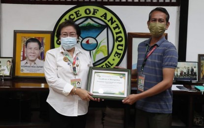 <p><strong>RECOGNIZED</strong>. Antique provincial veterinarian Florencio Macuja (right) presents to Governor Rhodora J. Cadiao on Jan. 28, 2022, the Certificate of Recognition given by the Department of Agriculture (DA) for its efforts in keeping the province free from African swine fever (ASF). Antique established two additional checkpoints in the municipalities of Libertad and Anini-y to guard against the entry of ASF-contaminated meat products. <em>(Photo courtesy of Antique PIO)</em></p>