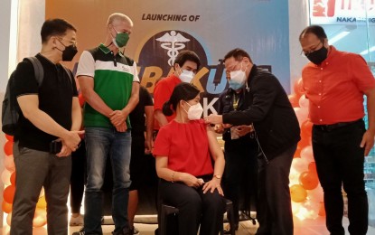 <p><strong>LAUNCH</strong>. Health Secretary Francisco Duque III administers the Covid-19 vaccine on Ma. Agnes Navarro, district manager of Mercury Drug West Negros-Visayas, during the launch of "Resbakuna sa Botika" at the Mercury Drug Ayala Malls Capitol Central branch in Bacolod City on Thursday (Feb. 3, 2022). The event was witnessed by National Task Force against Covid-19 chief implementer Secretary Carlito Galvez, Presidential Adviser for Covid-19 Response Vivencio Dizon Vivencio "Vince" Dizon, OPAV Undersecretary Anthony Gerard "Jonji" Gonzales, Negros Occidental Governor Eugenio Jose Lacson and Bacolod City Mayor Evelio Leonardia. <em>(PNA photo by Nanette L. Guadalquiver)</em></p>