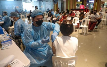 <p><strong>EXTRA JAB.</strong> Makati residents avail of booster shots against Covid-19 at a mall in Barangay San Lorenzo in this undated photo. Of the city’s 488,858 who are fully vaccinated, 123,696 already received booster shots. <em>(Photo courtesy of Makati LGU)</em></p>