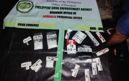 <p><strong>EVIDENCE.</strong> Suspected shabu valued at PHP374,000 and other evidence were seized from a drug den in Subic, Zambales on Saturday night (Feb. 5, 2022). Five suspects, including the den owner, were arrested by Philippine Drug Enforcement Agency-Zambales and local policemen. <em>(Photo courtesy of PDEA-III)</em></p>