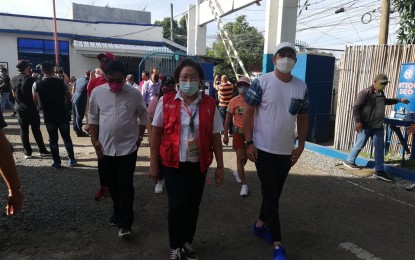 <p><strong>UNITY WALK</strong>. Antique Governor Rhodora J. Cadiao (center) with reelectionist Vice Governor Edgar Denosta (left) and congressional candidate Antonio Agapito Legarda (right) during their unity walk inside the Antique Provincial Police Office Headquarters in San Jose de Buenavista on Monday (Feb. 7, 2022). The candidates for the provincial government elective posts vow to work for a peaceful and orderly May election. <em>(PNA photo by Annabel Consuelo J. Petinglay)</em></p>
