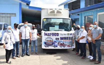 <p><strong>HUMANITARIAN MISSION.</strong> Bureau of Fisheries and Aquatic Resources (BFAR) Regional Director Isidro Velayo Jr. (3rd from left) leads the send-off of the humanitarian mission team Monday (Feb. 7, 2022) for Typhoon Odette victims in Bohol. The team arrived Tuesday (Feb. 8, 2022) in Bohol bringing with them some 650 kilograms of fish, assorted fruits, and vegetables for the typhoon victims. <em>(Photo courtesy of BFAR-9)</em></p>