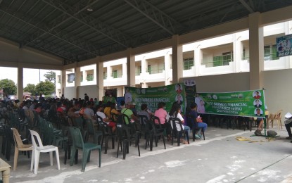 <p><strong>GOV’T CASH AID.</strong> Camalig, Albay farmers receive PHP5,000 cash each from the Department of Agriculture at Camalig National High School in Barangay Ilawod on Tuesday (Feb. 8, 2022). The aid is under the Rice Competitiveness Enhancement Fund – Rice Farmers Financial Assistance program.<em> (PNA photo by Eliakim Neric-OJT)</em></p>