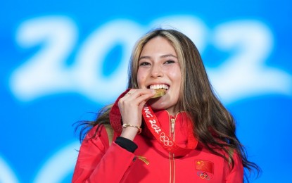 <p>Gold medalist Gu Ailing during the awards ceremony of the women's freeski Big Air on Feb. 8, 2022. <em>(Xinhua photo/Ju Huanzong)</em></p>