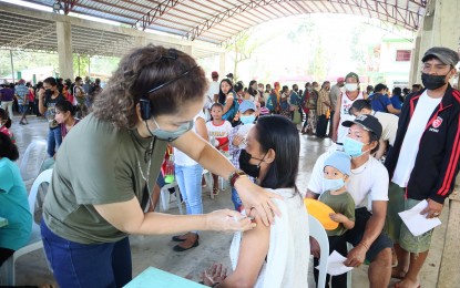 <p><strong>LOW VAX RATE.</strong> The province of Negros Oriental continues to report a low turnout in the vaccination rollout against Covid-19. Gov. Pryde Henry Teves has urged mayors to help ramp up the campaign as they are the ones who are directly in touch with their constituents. <em>(PNA file photo)</em></p>