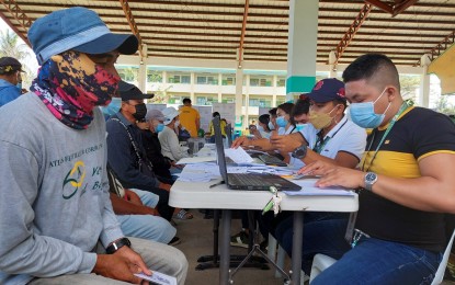 <p><strong>CASH ASSISTANCE TO FARMERS</strong>. Farmers from Cuartero, Capiz receive their PHP5,000 aid under the Rice Farmers Financial Assistance (RFFA) Program of the Department of Agriculture (DA) on Feb. 7, 2022. DA Western Visayas Regional Executive Director Remelyn R. Recoter on Wednesday (February 9) said the distribution targets 46,637 rice growers tilling two hectares or less. <em>(Photo courtesy of the Office of Provincial Agriculturist –Capiz FB page)</em></p>