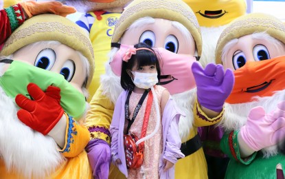 <p><strong>FUN VAX DAY</strong>. A young girl poses with three mascots wearing dwarf costumes during the rollout of Covid-19 vaccination for children aged 5 to 11 years old at the SM Megamall in Mandaluyong City on Tuesday. The National Task Force against Covid-19 on Thursday (Feb. 10, 2022) says the Philippines has so far administered low-dose Pfizer Covid-19 vaccine to 26,363 children aged 5 to 11 years old.<em> (PNA photo by Robert Alfiler)</em></p>