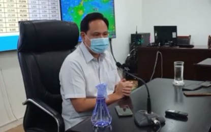 <p><strong>TRACKING DOWN</strong>. Iloilo Governor Arthur Defensor Jr. on Thursday (May 19, 2022) said the tracing for the possible contacts of two confirmed cases of the Omicron sub-variant BA.2.12.1 in the province should be sustained. He said protocols such as isolation and swab tests for close contacts should also be executed.<em> (PNA file photo)</em></p>