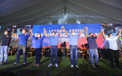 <p><strong>LACSON-SOTTO IN QC.</strong> Partido Reporma standard-bearer, Senator Panfilo "Ping" Lacson (4th from left), and vice presidential bet Senate President Vicente "Tito" Sotto III (3rd from right) raise hands with their senatorial candidates during a campaign rally at the Quezon City Memorial Circle on Wednesday (Feb. 9, 2022). Joining them (L-R) are retired Philippine National Police chief Guillermo Eleazar, former Makati congressman Monsour del Rosario, health advocate Dr. Minguita Padilla, former senator JV Ejercito and former Agriculture Secretary Manny Piñol. <em>(PNA photo by Joey O. Razon)</em></p>
