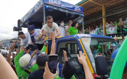 <p><strong>ON THE ROAD.</strong> Aksyon Demokratiko presidential bet Francisco "Isko Moreno" Domagoso gets a warm welcome from residents of Sta. Maria, Laguna on Thursday (Feb. 10, 2022). The town is their motorcade's first stop in the province.<em> (PNA photo by Marita Moaje)</em></p>