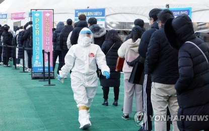 <p><strong>QUEUE.</strong> People wait in line at a Covid-19 testing station in Seoul, South Korea on Feb. 9, 2022. The country has exceeded 50,000 daily cases for three days now. <em>(Yonhap)</em></p>