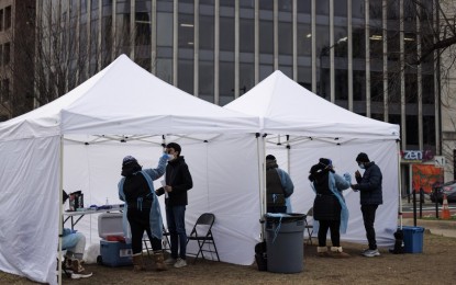 <p><strong>BATTLING COVID-19</strong>. Medical workers take nasal swab samples for Covid-19 testing in Washington, DC on Jan. 13, 2022. A report said public health officials find the lack of accurate and real-time information as "one of the greatest failures” of the US’ response to the pandemic. <em>(Photo by Ting Shen/Xinhua)</em></p>