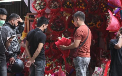 <p><strong>RED DAY.</strong> Flower shops, even those along sidewalks like this stall along Libertad Street in Pasay City, enjoy brisk sales on Sunday (Feb. 13, 2022). Filipinos will find a way to celebrate Valentine’s Day on Monday despite the Covid-19 pandemic.<em> (PNA photo by Avito Dalan)</em></p>