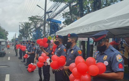 <p><strong>LOVE DAY.</strong> Police personnel serenade and give heart-shaped balloons to commuters and motorists in front of the Police Regional Office-Bicol (PRO-5) headquarters in Legazpi City on Monday (Feb. 14, 2022). Maj. Malu Calubaquib, PRO-5 spokesperson, said they want to give happiness to the people as part of their celebration of Valentine’s Day. <em>(Photo courtesy of PRO-5)</em></p>