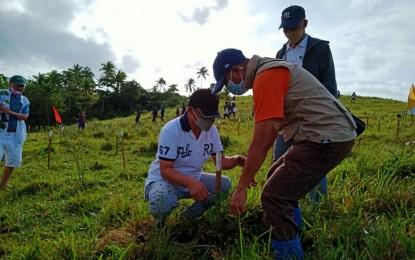 <p><strong>LOVE FOR THE ENVIRONMENT.</strong> Legazpi Mayor Noel E. Rosal, together with some 800 residents of the city, plant trees under the “Lakad Tanim Para sa Puso” program on Monday (Feb. 14, 2022). The participants included city government employees, police personnel, and barangay officials. <em>(Photo by Emmanuel Solis)</em></p>